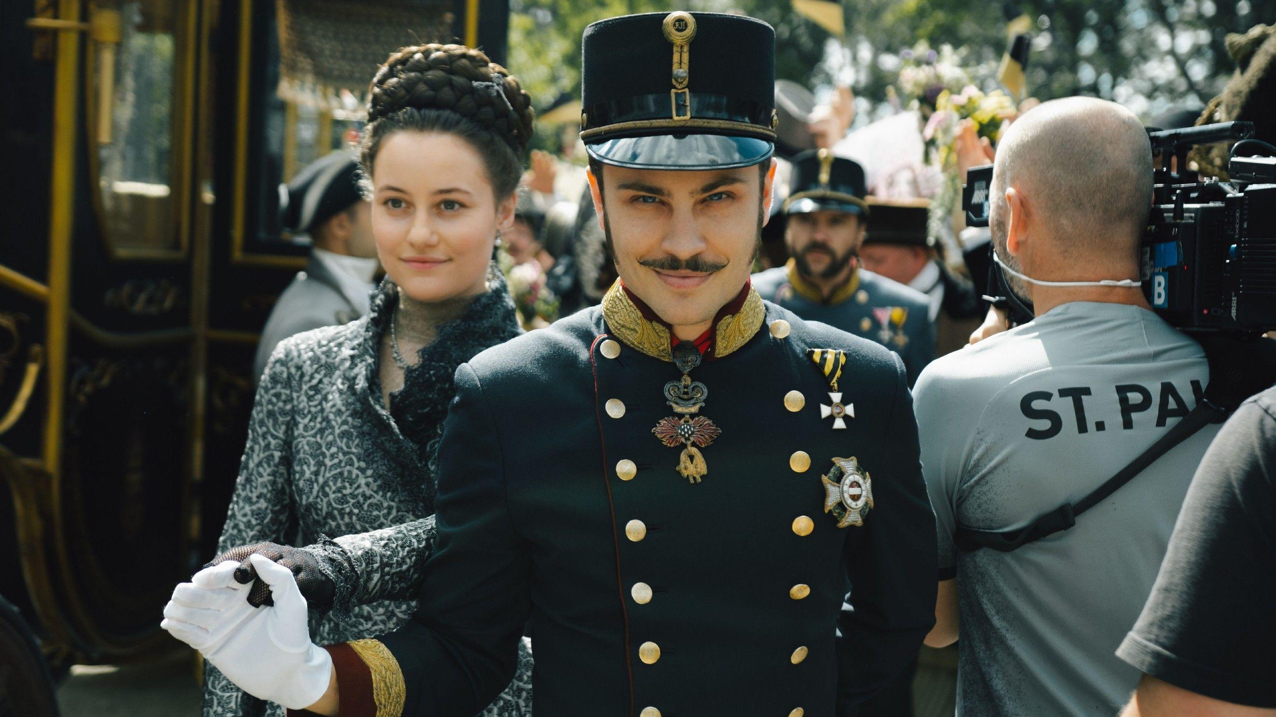Dominique Devenport und Jannik Schümann als Sisi und Franz