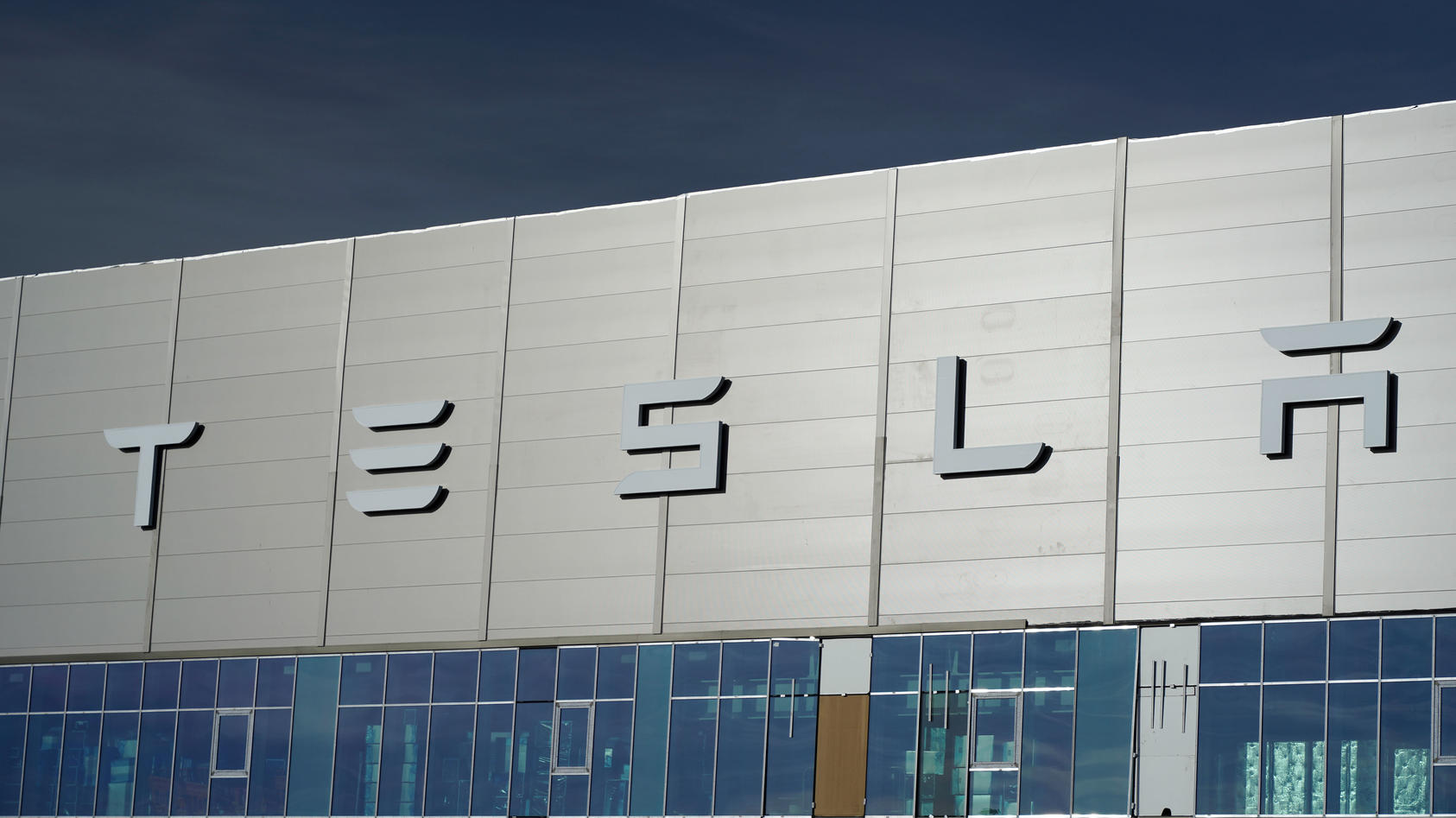 Nach Verzögerung wegen umweltrechtlicher Genehmigungsverfahren ist die Auto-Produktion von Tesla in der Gigafactory 4 jetzt mit voller Betriebsgenehmigung gestartet. Laut jüngsten Produktionszahlen verlassen inzwischen pro Woche 2.000 Autos das Werk.