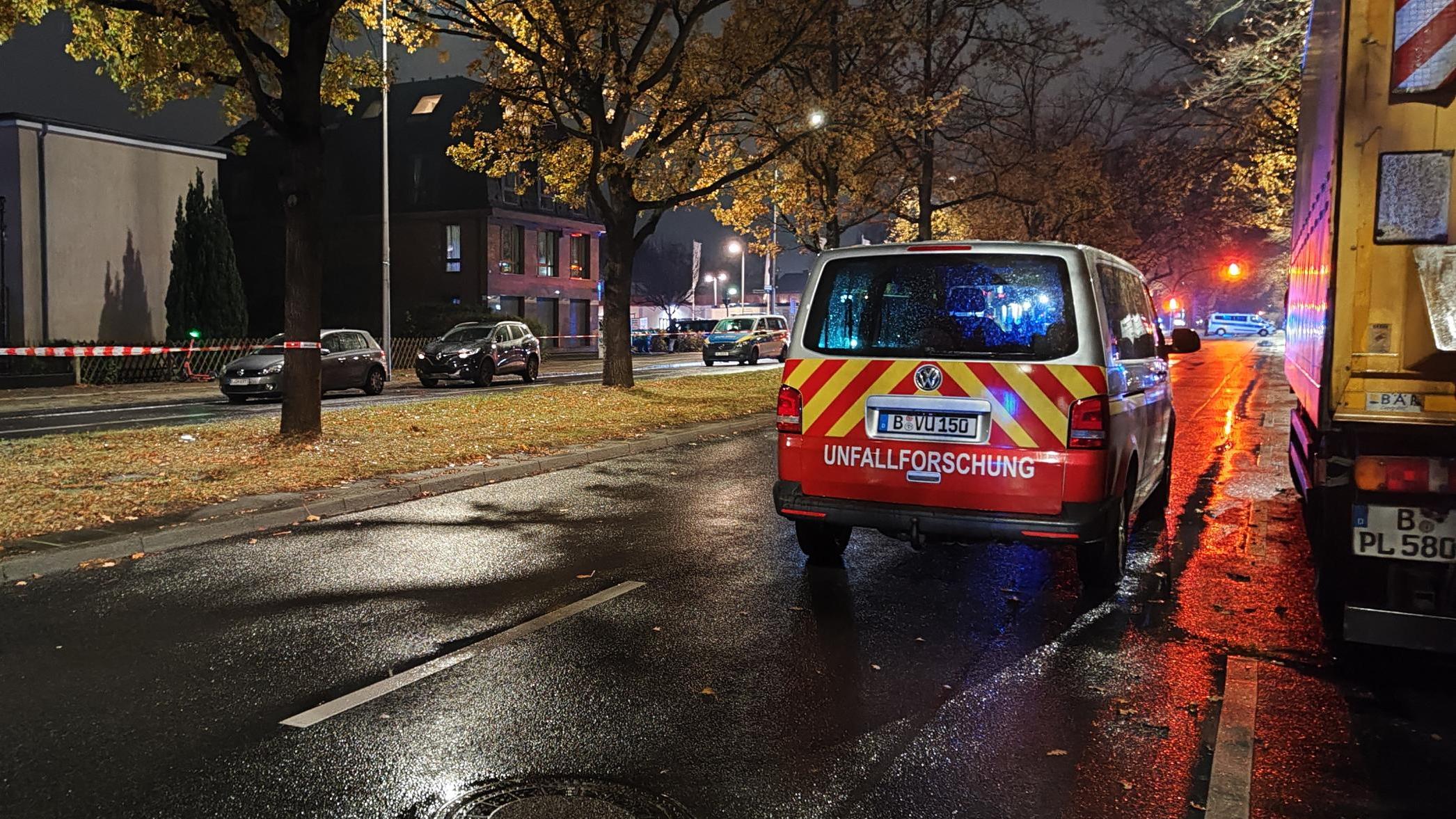 Berlin: Tödlicher Unfall - SUV-Fahrer überrollt Frau Und Schleift Sie Mit