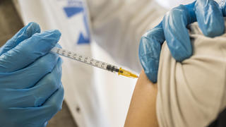 Impfung mit dem Corona-Impfstoff von Biontech (Themenfoto vom 08.02.2022). Themenfoto Impfen (mit dem Impfstoff AstraZeneca) vom 19.05.2021. Wie bei jeder Impfung kann es auch bei der Corona-Schutzimpfung zu Nebenwirkungen kommen. Betroffene des "Post-Vac-Syndroms" leiden unter aehnlichen Symptomen wie sie bei Long Covid auftreten - und unter Stigmatisierung. Die Impfnebenwirkungen, die nach der Covid-19-Schutzimpfung mit einem zugelassenen Impfstoff auftreten koennen unter anderem chronische Erschoepfung, Muedigkeit, Hirnvenenthrombosen, Laehmungserscheinungen und Herzbeutelentzuendungen sein. (Siehe epd-Bericht vom 15.11.2022)