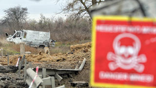 Ukraine-Konflikt, Minenräumer in Region Cherson KHERSON REGION, UKRAINE - NOVEMBER 16, 2022 - A van destroyed by Russian troops is pictured on the roadside during a mine clearance effort in the part of Kherson Region liberated from Russian invaders, southern Ukraine. Mine clearance in Kherson Region PUBLICATIONxNOTxINxRUS Copyright: xNinaxLiashonokx