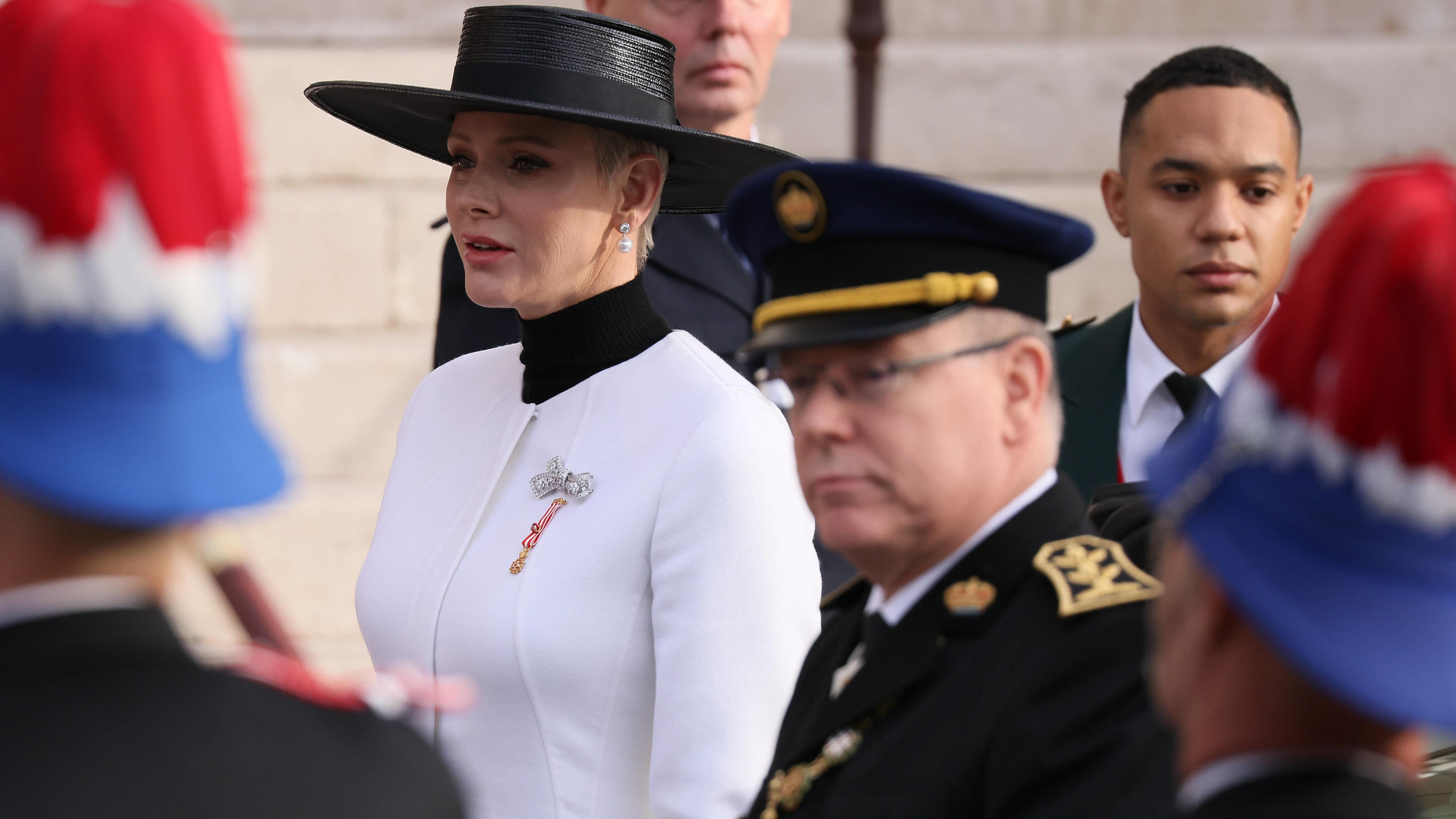 Charlène und Albert von Monaco besuchen am Nationalfeiertag den Gottesdienst.