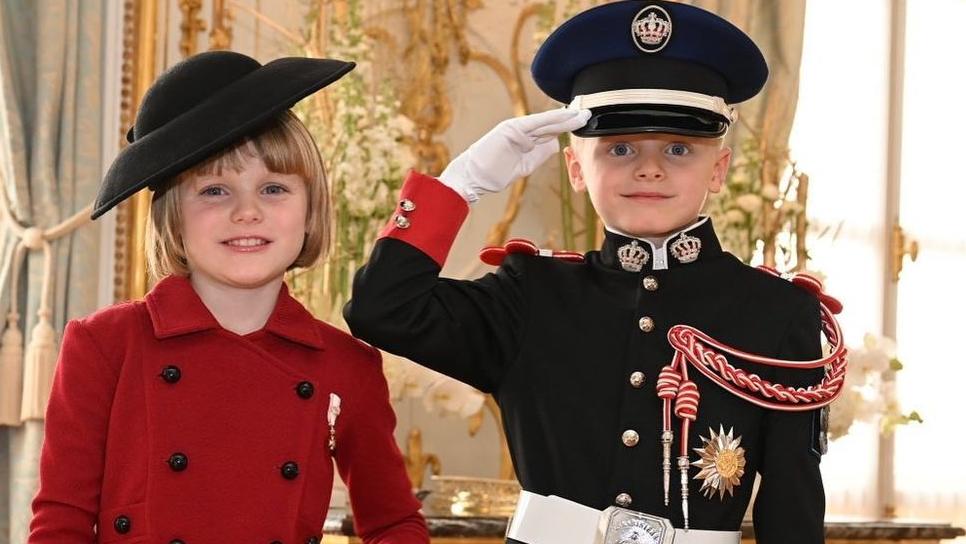 Fürstin Charlènes (44) und Fürst Alberts (64) siebenjährige Zwillinge Gabriella und Jacques haben sich für den Nationalfeiertag in Schale geschmissen.