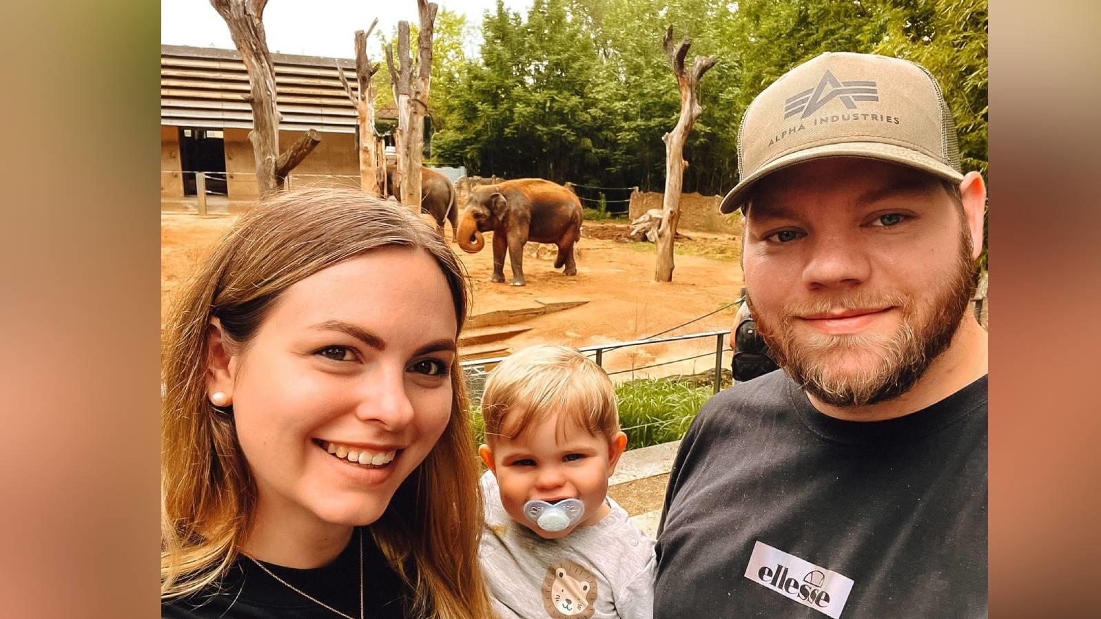 Karolina Deiß mit ihrem Ehemann Alex und Söhnchen Leon im Zoo.