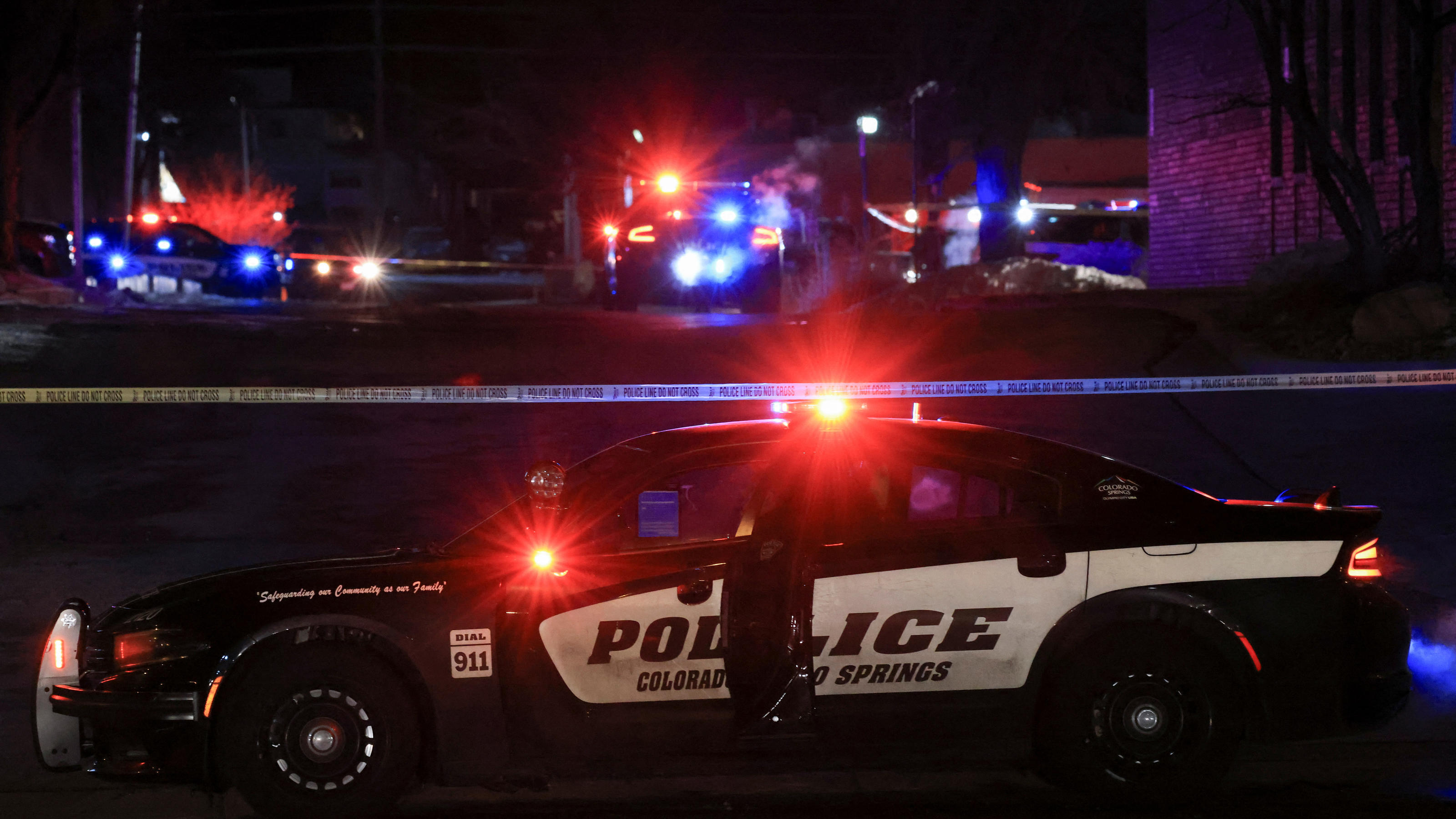 Massives Polizeiaufgebot vor dem Club Q in Colorado Springs, wo ein unbekannter Schütze das Feuer eröffnet und fünf Menschen getötet hat.