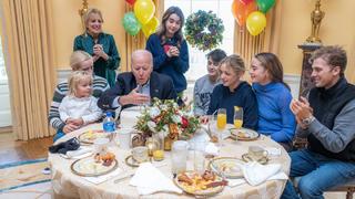 Joe Biden feiert seinen 80. Geburtstag im kleinen Kreis. Ehefrau Jil twittert dieses Foto.