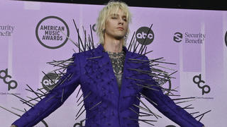  Machine Gun Kelly arrives for the 50th annual American Music Awards at the Microsoft Theater in Los Angeles on Sunday, November 20, 2022. PUBLICATIONxINxGERxSUIxAUTxHUNxONLY LAP20221120715 JIMxRUYMEN
