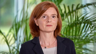 Dem Rundfunk Berlin-Brandenburg (RBB) stehen schmerzhafte Einschnitte bei den Ausgaben bevor. Bis zum Ende der laufenden Beitragsperiode im Jahre 2024 muessten 41 Millionen Euro eingespart werden, sagte Intendantin Katrin Vernau (Foto vom 07.09.2022) bei ihrem "Kassensturz" anlaesslich einer Belegschaftsversammlung am Freitag vor Journalisten in Berlin. Betriebsbedingte Kuendigungen soll es nach ihren Worten aber nicht geben. Gemessen am Gesamtetat machten die geplanten Einsparungen 6,3 Prozent in 2023 und 12,7 Prozent in 2024 aus. (Siehe epd-Meldung vom 18.11.2022)