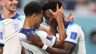  England v Iran FIFA World Cup, WM, Weltmeisterschaft, Fussball 21st November 2022 - FIFA World Cup - England v IR Iran - Bukayo Saka of England celebrates the second goal with Jude Bellingham of England . Photo: Charlotte Wilson / Offside. Doha Qatar *** England gegen Iran FIFA Fussball-Weltmeisterschaft 21. November 2022 FIFA Fussball-Weltmeisterschaft England gegen IR Iran Bukayo Saka England feiert das zweite Tor mit Jude Bellingham England Foto Charlotte Wilson Abseits Doha Katar PUBLICATIONxINxGERxSUIxAUTxONLY Copyright: xCharlottexWilsonx/xOffsidexOffside
