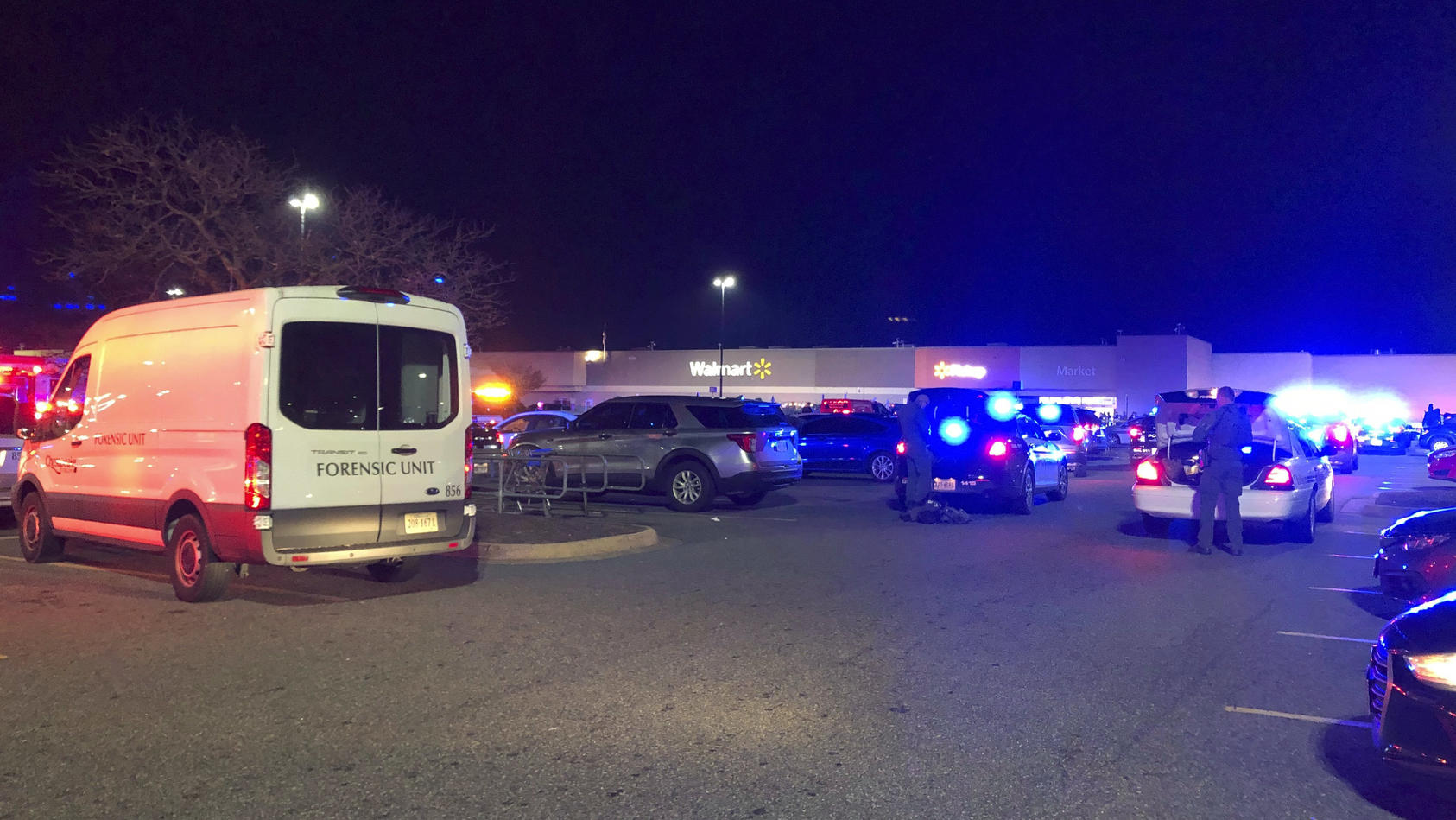 Die Polizei ist derzeit vor Ort bei einem Walmart in Chesapeake (Virginia), wo offenbar ein Schütze das Feuer eröffnet hat.