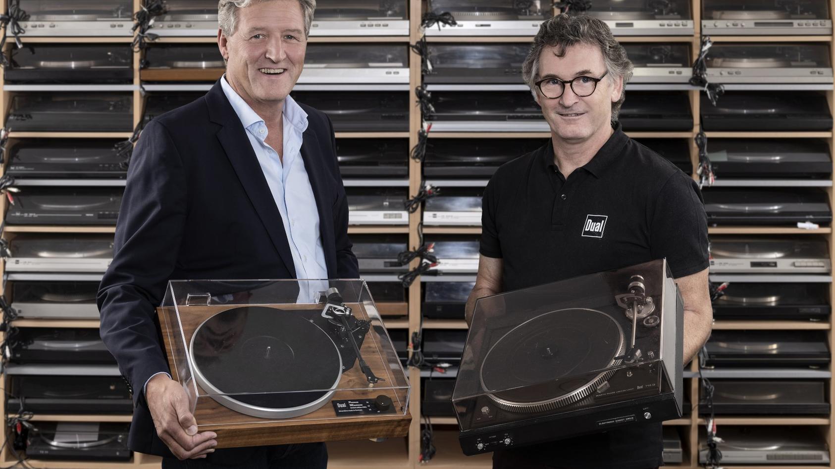 A. Langer (rechts) mit seinem Favoriten aus der Dual Geschichte dem „Model CS 714Q“ von 1979, während der Inhaber von der Dual GmbH, Dr Josef Zellner (links) seinen persönlichen Primus Maximus abholt.