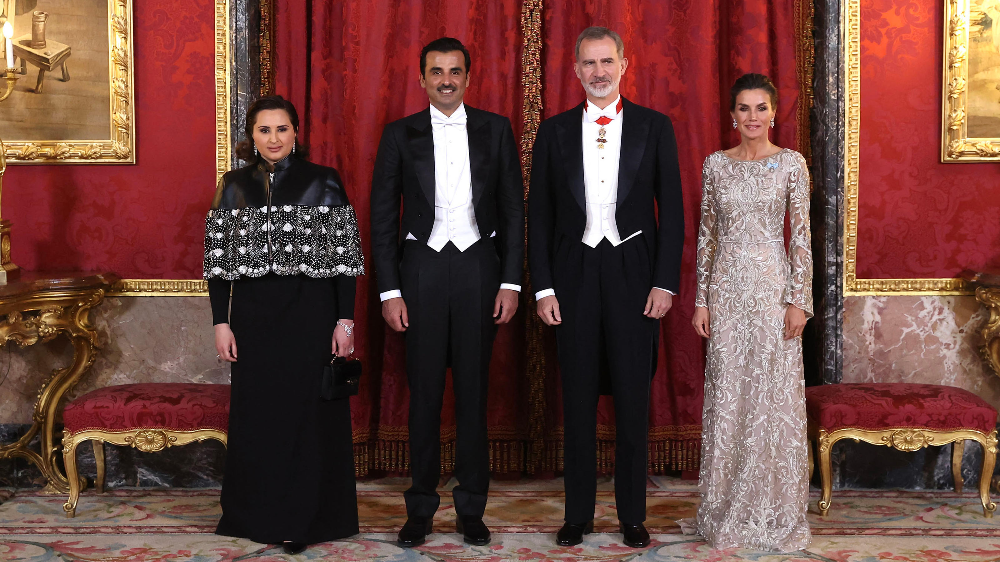 Gleicher Mann, andere Frau: Scheich Tamim (Zweiter von links) post mit Ehefrau Sheikha (links) im Royal Palace von Madrid.