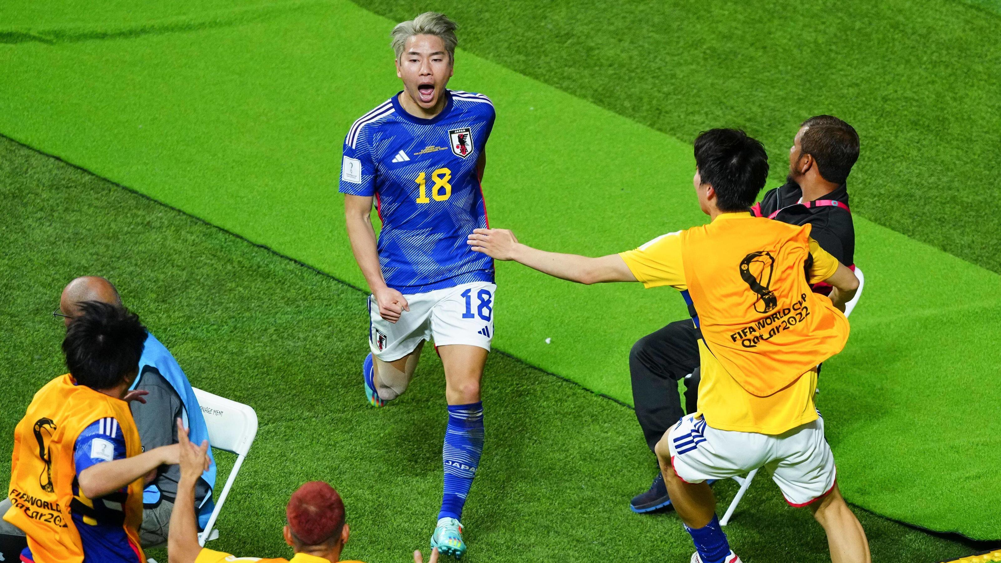 Takuma Asano feiert seinen Treffer zum 2:1 zum 2:1 für Japan gegen Deutschland
