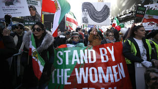  Freedom March For Iranian Women In New York City Hundredths march through Midtown Manhattan to the United Nations Headquarters in protest against the Iranian regimes maltreatment of women on November 19, 2022 in New York City , USA. United Nations charter stipulates that women should be free to exercise their bodily autonomy and to uphold basic human rights. Protests set off by the killing of Mahsa Amini by the Iranian morality police continue in some 80 cities around the world. New York City NY United States PUBLICATIONxNOTxINxFRA Copyright: xJohnxLamparskix originalFilename: lamparski-freedomm221119_npKvU.jpg