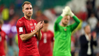 Sport Bilder des Tages Denmark v Tunisia - FIFA World Cup, WM, Weltmeisterschaft, Fussball 2022 - Group D - Education City Stadium Denmarks Christian Eriksen applauds the fans after the FIFA World Cup Group D match at Education City Stadium, Al Rayyan, Qatar. Picture date: Tuesday November 22, 2022. Use subject to restrictions. Editorial use only, no commercial use without prior consent from rights holder. PUBLICATIONxNOTxINxUKxIRL Copyright: xMikexEgertonx 69901573