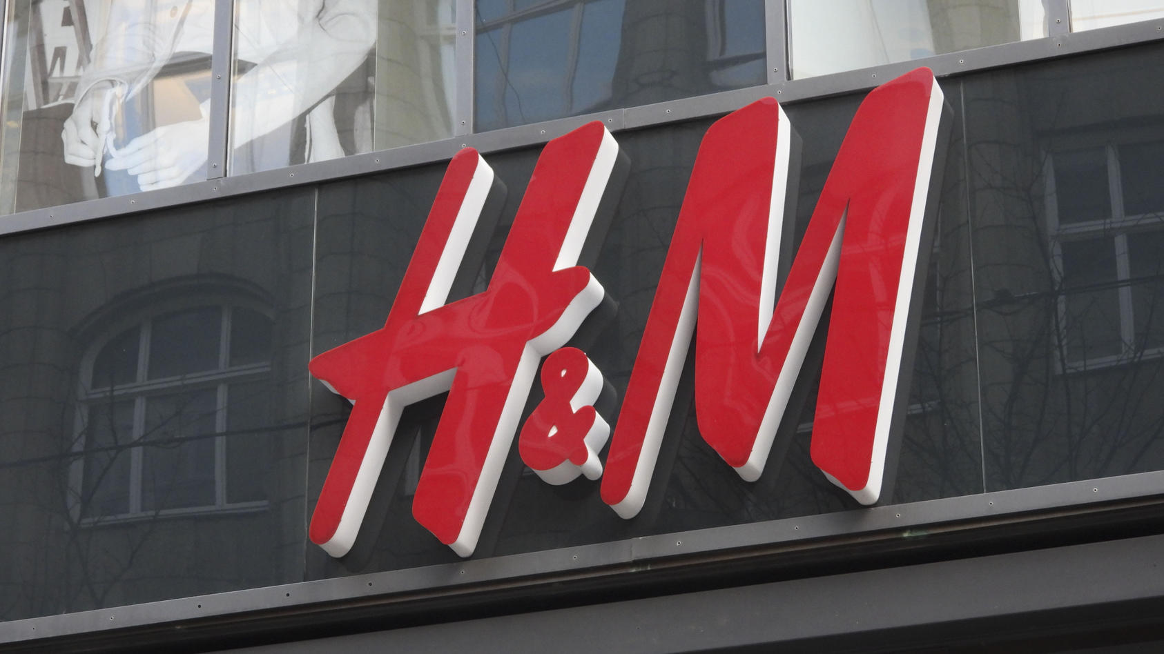 Rotes H&M Logo auf schwarzer Fassade