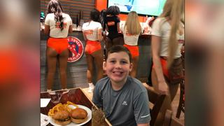 Mann nimmt Sohn mit zu Hooters.