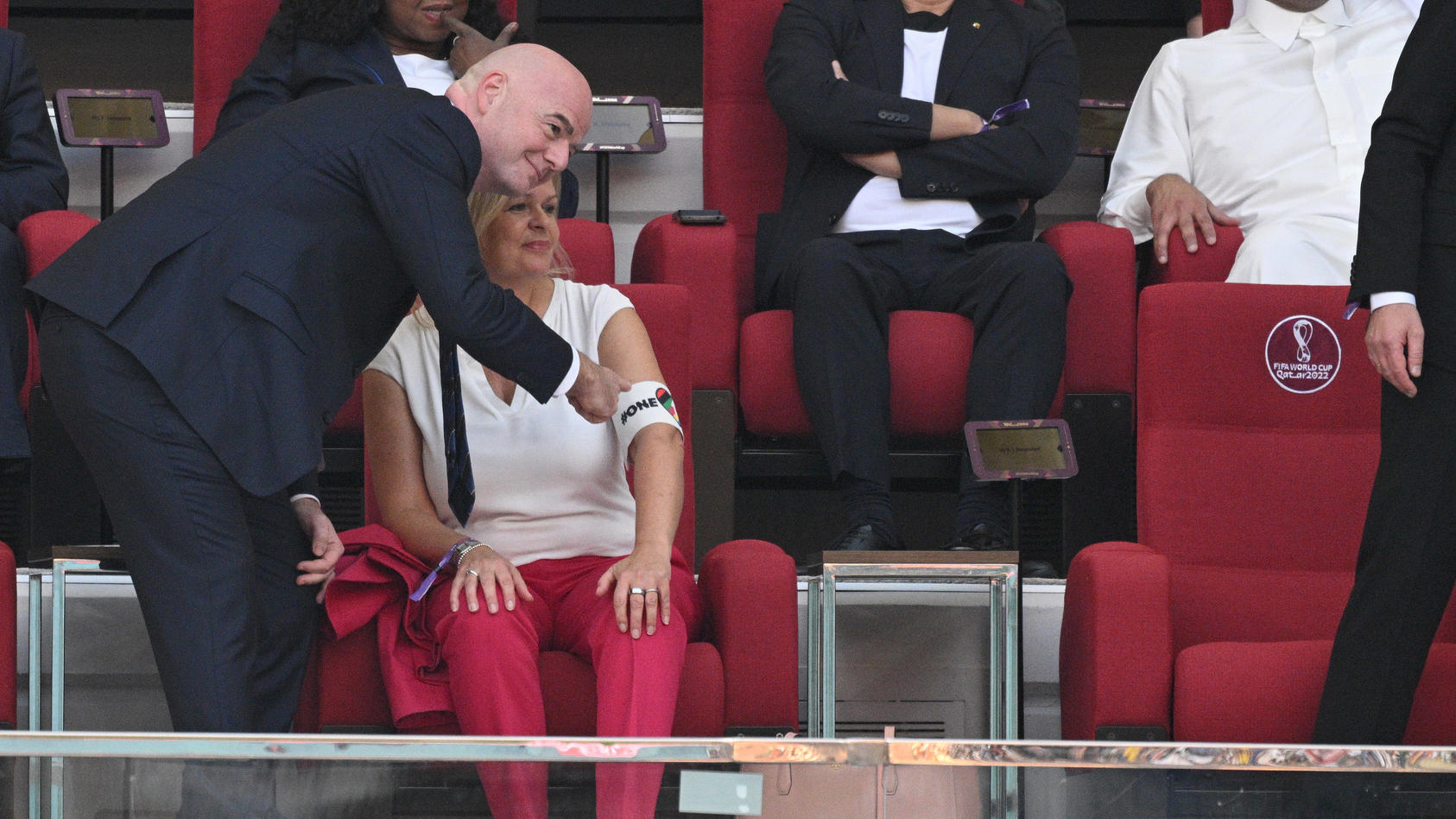 Fifa-Präsident Gianni Infantino und Bundesinnenministerin Nancy Faeser beim Foto-Termin auf der Tribüne