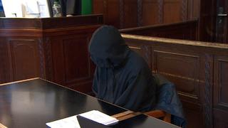 Nico F. erscheint komlett in Schwarz gegleidet vor Gericht