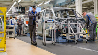 Mitarbeiter arbeiten während einer Werksführung zur Produktion des ID. Buzz im Volkswagen Nutzfahrzeuge Werk in Hannover am Band der ID. Buzz Produktion. Der vollelektrische Bulli ID. Buzz wird in Hannover gefertigt.