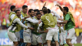 Die iranischen Nationalspieler feiern einen Treffer beim WM-Sieg gegen Wales.