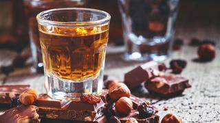 Glas mit Rum, Schokolade, Trockenfrüchte, Nüsse zum Black Friday