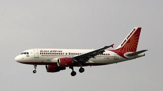 ARCHIV - 16.04.2015, Indien, New Delhi: Ein Airbus A319 der Fluggesellschaft Air India befindet sich im Landeanflug auf den Indira Gandhi International Airport in Neu Delhi. (Zu dpa "Air India verbietet graue Haare beim Kabinenpersonal") Foto: Altaf Qadri/AP/dpa +++ dpa-Bildfunk +++