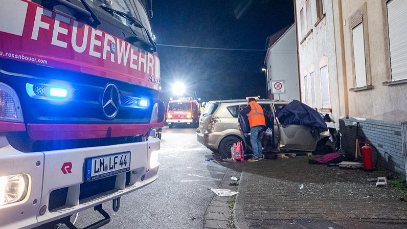 Fünfköpfige Familie Rast In Hauswand In Brechen: Mutter Stirbt Bei ...