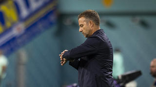  Doha, Qatar. 23rd Nov, 2022. Trainer Hansi Flick Deutschland guckt auf die Uhr Germany - Japan World Cup 2022 in Qatar 23.11.2022 Credit: Moritz Müller *** Doha, Qatar 23rd Nov, 2022 Coach Hansi Flick Germany looks at the clock Germany Japan World Cup 2022 in Qatar 23 11 2022 Credit Moritz Müller