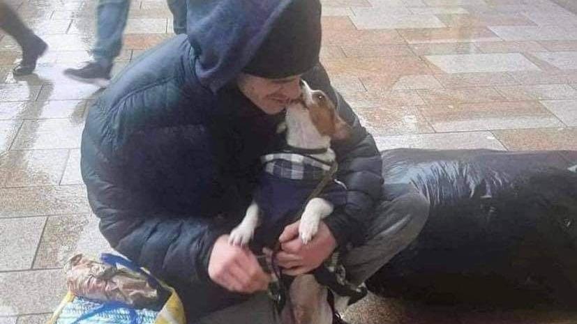 Obdachloser macht letztes Bett für seinen geliebten Hund, bevor er in der Nacht stirbt
