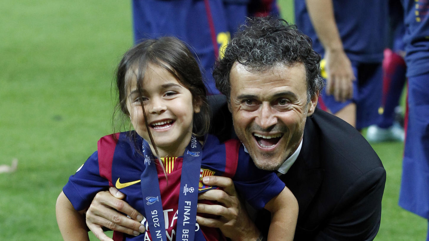 Als Barcelonas Cheftrainer feiert Luis Enrique mit seiner Tochter Xana den  3:1-Sieg im Champions-League-Finale zwischen Juventus Turin und dem FC Barcelona im Berliner Olympiastadion.