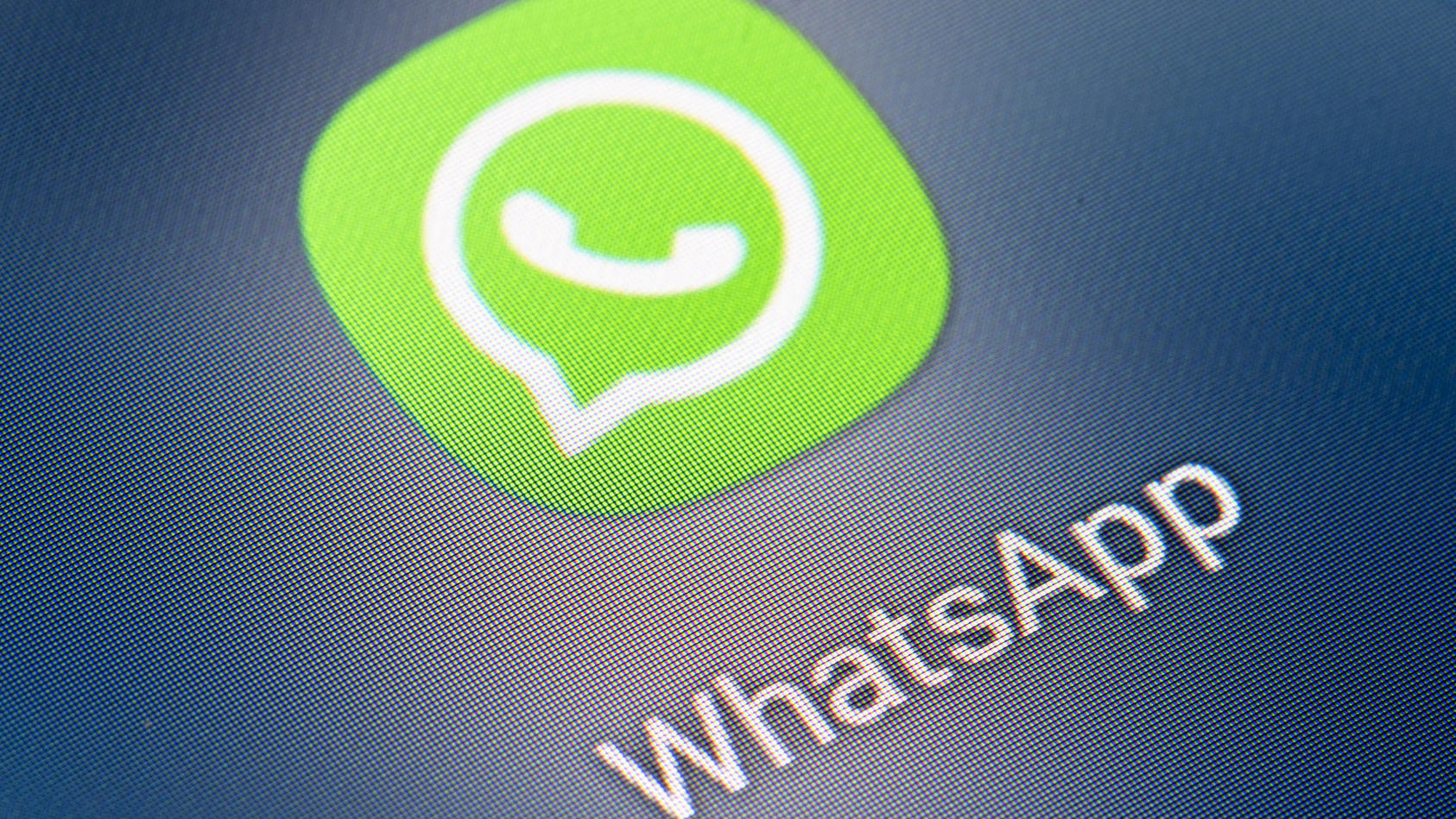 Auf dem Bildschirm eines Smartphones sieht man das Icon der App Whatsapp. Foto: Fabian Sommer/d