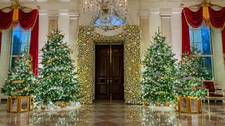November 28, 2022, Washington, District Of Columbia, USA: Holiday decorations in the Grand Foyer are seen at the White House in Washington. The First Family is celebrating their fourth Christmas in the White House. The theme of this year is 'We the People.' (Credit Image: © White House/ZUMA Press Wire) / action press