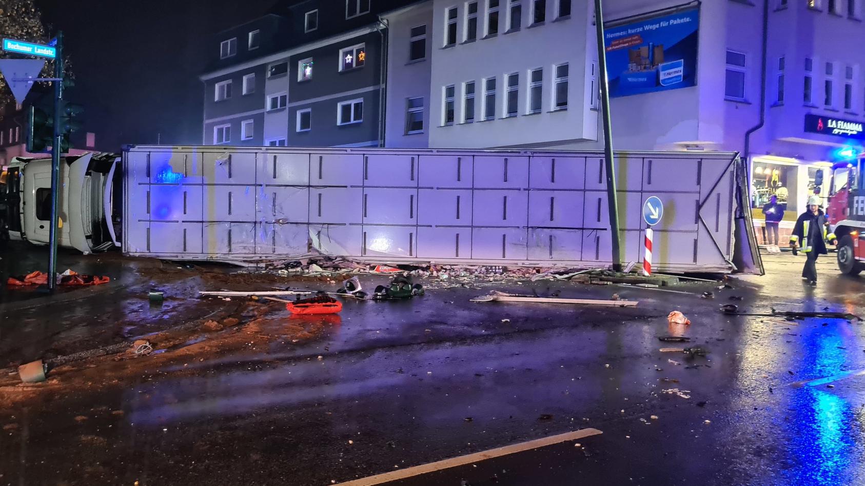 Lkw-Unfall mit Linienbus und Autos in Essen