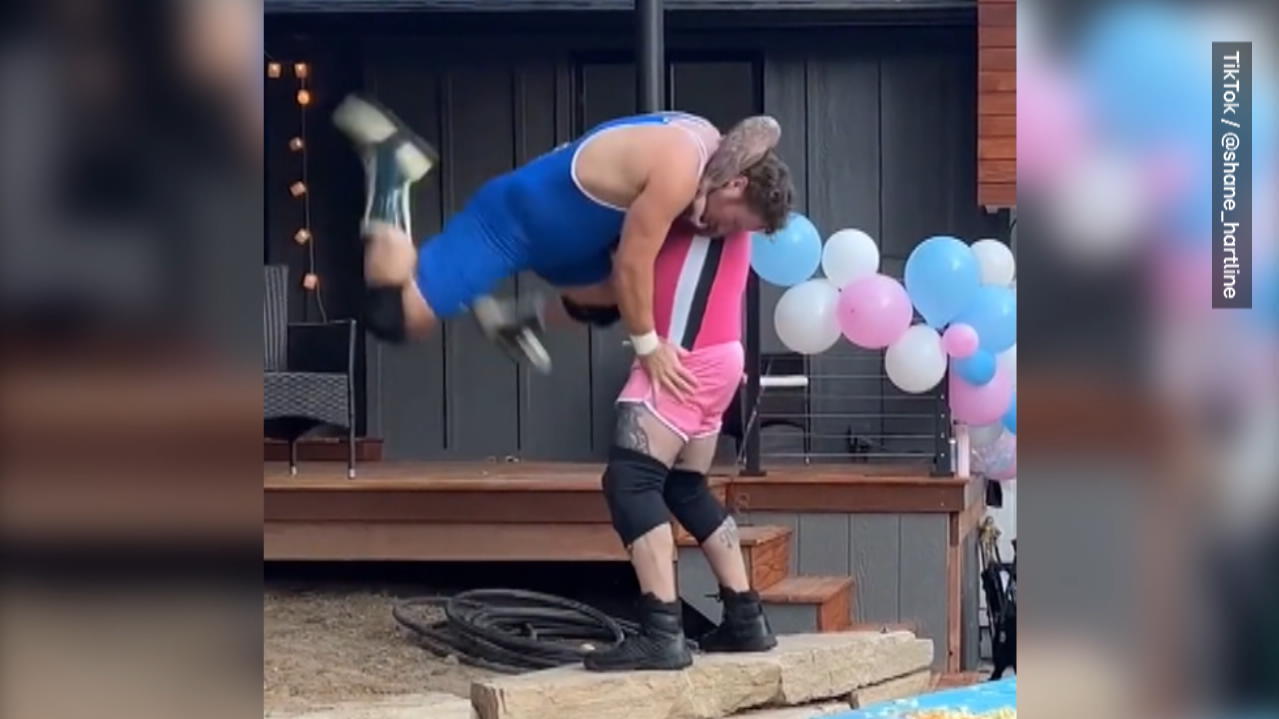 blau-vs-pink-wrestling-kampf-als-gender-reveal