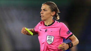  Leicester City v Zorya Luhansk - UEFA Europa League - Group G - King Power Stadium Match referee Stephanie Frappart during the Europa League match at the King Power Stadium, Leicester. Editorial use only, no commercial use without prior consent from rights holder. PUBLICATIONxINxGERxSUIxAUTxONLY Copyright: xMikexEgertonx 56209528