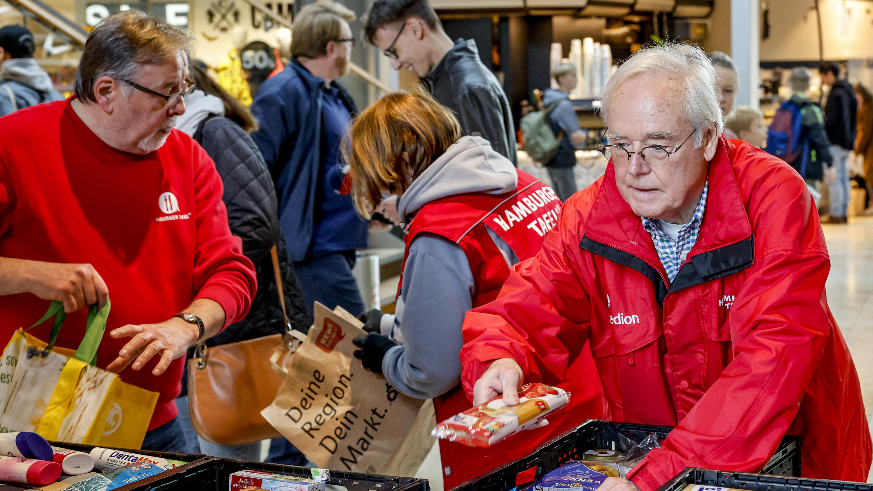 ARCHIV - 27.10.2022, Hamburg: Mitarbeiter der Hamburger Tafel sortieren im Einkaufszentrum Europa Passage gespendete Lebensmittel. Die Spendenaktion für die Hamburger Tafel in drei Einkaufszentren findet wieder am 24. November statt. Zwei Aktionen im