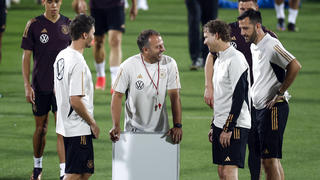 Sport Bilder des Tages Germany s head coach Hansi Flick 2nd-L, front leads his national team, Nationalteam s training session in Doha, Qatar, 25 November 2022. Germany is to face Spain on 27 November in their group E s second match within FIFA World Cup, WM, Weltmeisterschaft, Fussball 2022. Germany s training session ACHTUNG: NUR REDAKTIONELLE NUTZUNG PUBLICATIONxINxGERxSUIxAUTxONLY Copyright: xALBERTOxESTEVEZx EVE947 20221125-122da78e764c8848c1e74d35c890ee66bc83fed0