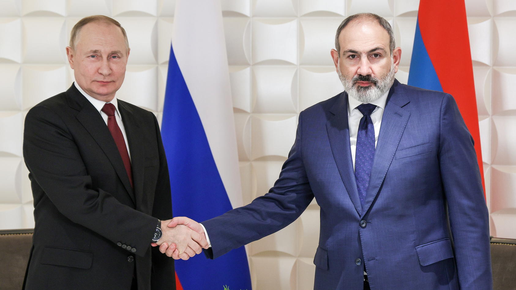 prasident-putin-und-der-armenische-premierminister-pashinyan-treffen-sich-in-eriwan-doch-der-empfang-ist-frostig
