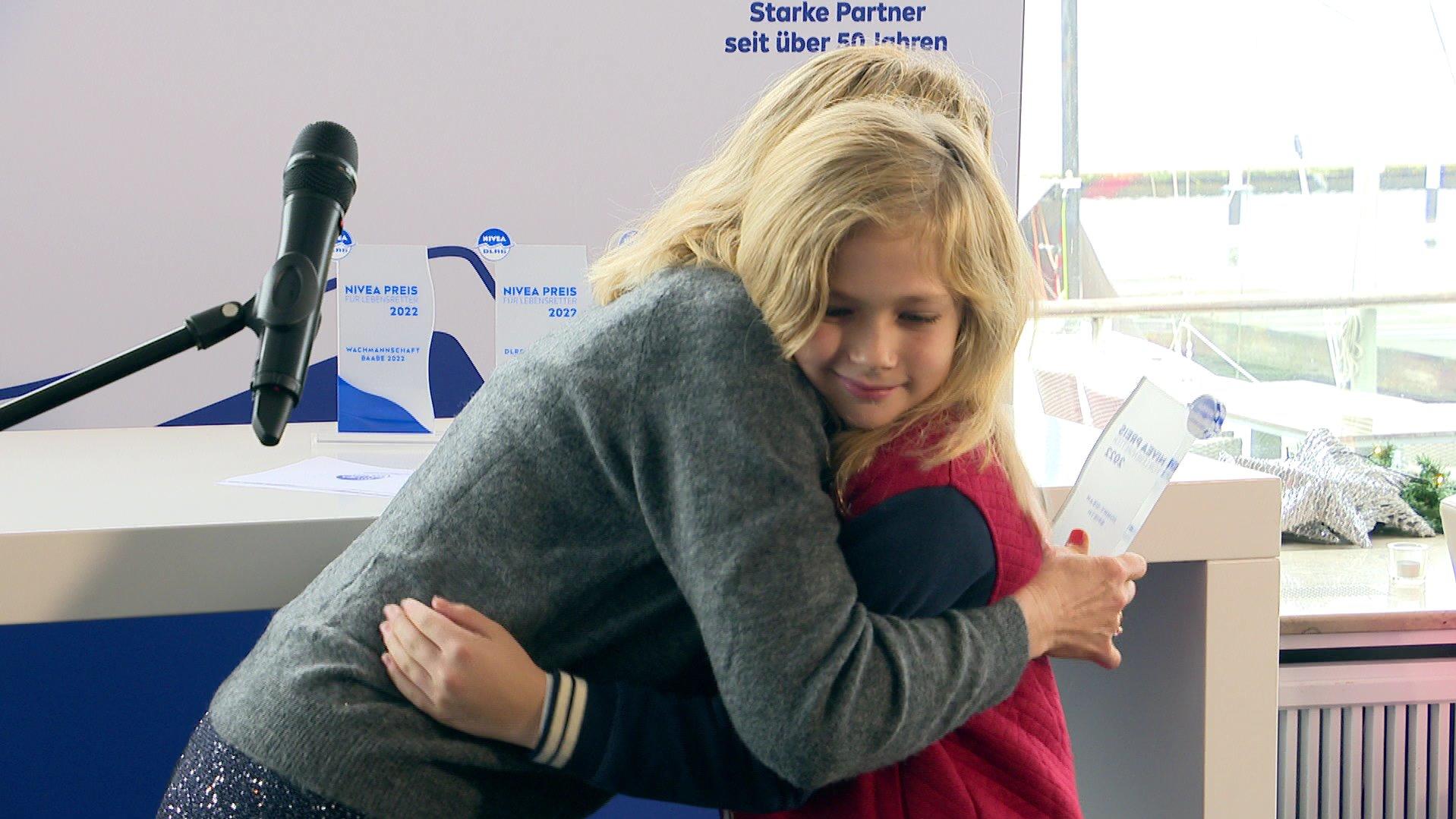 Laudatorin Nina Bott umarmt den jungen Lebensretter Jonny-Dean