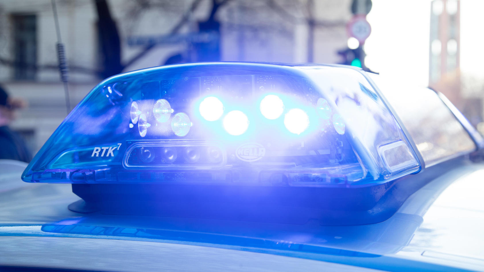  Polizeieinsatz Symbolbild, Polizeiwagen mit Blaulicht im Einsatz. -- Police car with bluelight in operation. München Bayern Deutschland *** Police car with blue light in operation Police car with blue light in operation Munich Bavaria Germany