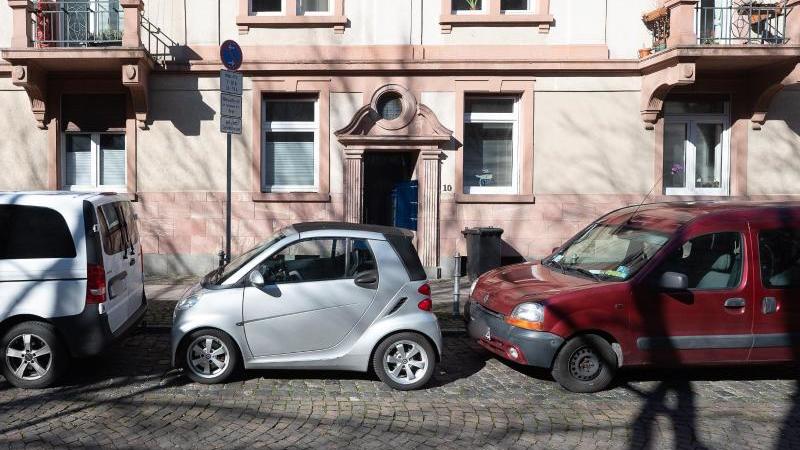 parkraum-ist-in-grostadten-oft-mangelware-in-berlin-werden-pkw-stellflachen-kunftig-wohl-deutlich-rarer-foto-sebastian-gollnowdpasymbolbild