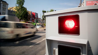 ARCHIV - 28.05.2018, Hamburg: Ein Tempomessgerät steht während einer Pressevorführung an der Reeperbahn. (zu dpa: «Raser und Verkehrsrowdys machen Städte zu «Blitzer-Millionären») Foto: Daniel Reinhardt/dpa +++ dpa-Bildfunk +++