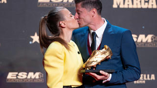 dpatopbilder - 09.11.2022, Spanien, Barcelona: Robert Lewandowski (r) vom FC Barcelona küsst seine Frau Anna, nachdem er den Goldenen Schuh erhalten hat. Foto: Gerard Franco/DAX via ZUMA Press Wire/dpa +++ dpa-Bildfunk +++