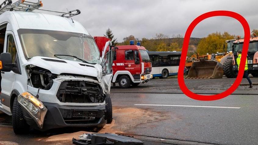 Beim Unfall zwischen Bus und Transporter am 21. November an gleicher Stelle steht der Bagger, der nur wenige Tage später eine tragische Rolle spielt,