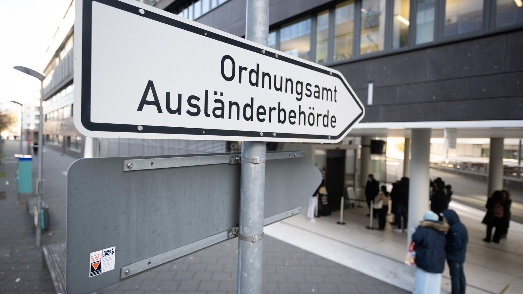 PRODUKTION - 23.11.2022, Hessen, Frankfurt/Main: Ein Schild weist auf die Ausländerbehehörde und das Ordnungsamt von Frankfurt am Main hin. (zu dpa «Ausländerbehörden am Limit - Langzeiterkrankungen und Anfeindungen») Foto: Sebastian Gollnow/dpa +++ 
