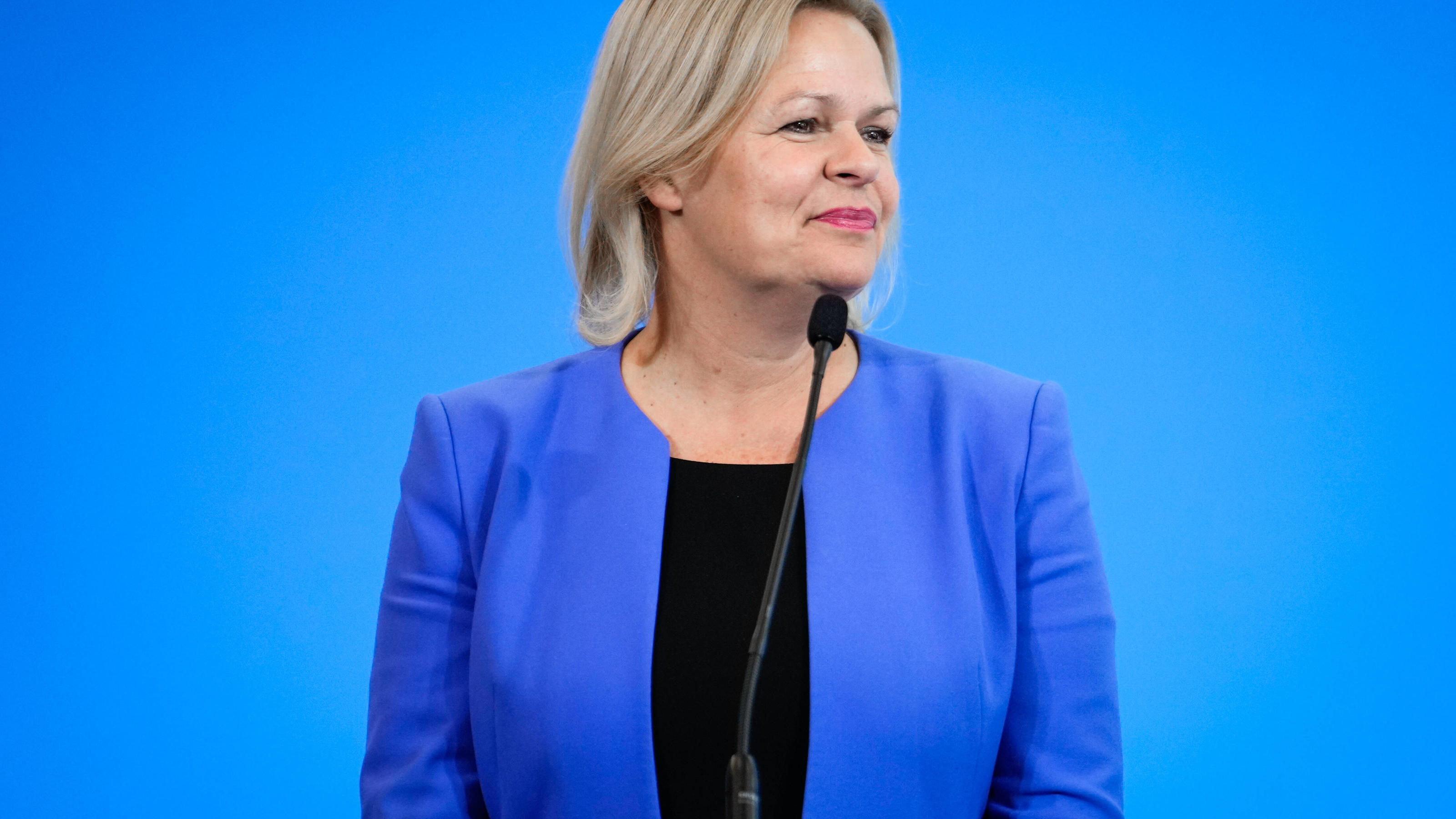  Gemeinsames Statement zu den Eckpunkten des neuen Fachkraefteeinwanderungsgesetzes Aktuell, 30.11.2022, Berlin, Nancy Faeser, Bundesministerin des Innern und für Heimat im Portrait beim Pressestatement zu den Eckpunkten des neuen Fachkraefteeinwande