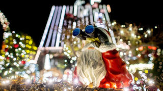 PRODUKTION - 24.11.2022, Niedersachsen, Delmenhorst: Zahlreiche Lichter erstrahlen am weihnachtlich geschmückten Haus der Familie Borchart. Vom 1. Advent bis zum Jahresende erstrahlt das Haus der Familie mit Weihnachtsdekoration und rund 60.000 Lichtern. Foto: Hauke-Christian Dittrich/dpa +++ dpa-Bildfunk +++