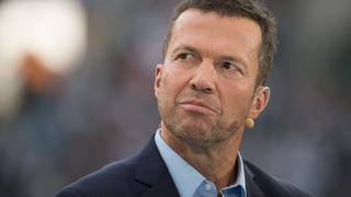 ARCHIV - 15.09.2018, Nordrhein-Westfalen, Mönchengladbach: Rekord-Nationalspieler und Fußball-Experte Lothar Matthäus am Spielfeldrand. (zu dpa: «Matthäus nominiert seine perfekte WM-Elf: Nur ein Deutscher dabei») Foto: Federico Gambarini/dpa +++ dpa-Bildfunk +++