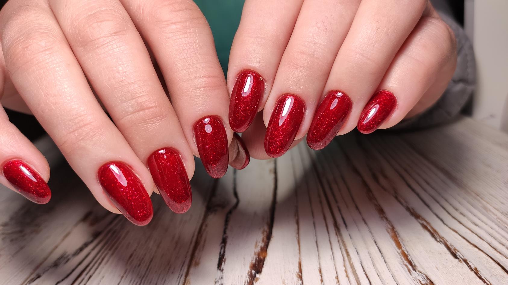 rote-nagel-mit-glitzer-lieben-wir-jetzt-in-der-weihnachtszeit